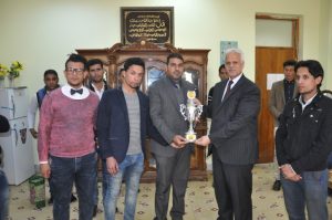 Read more about the article الفائز الاول ببطولة الحشد الشعبي يهدي كأس البطولة الى عميد الكلية